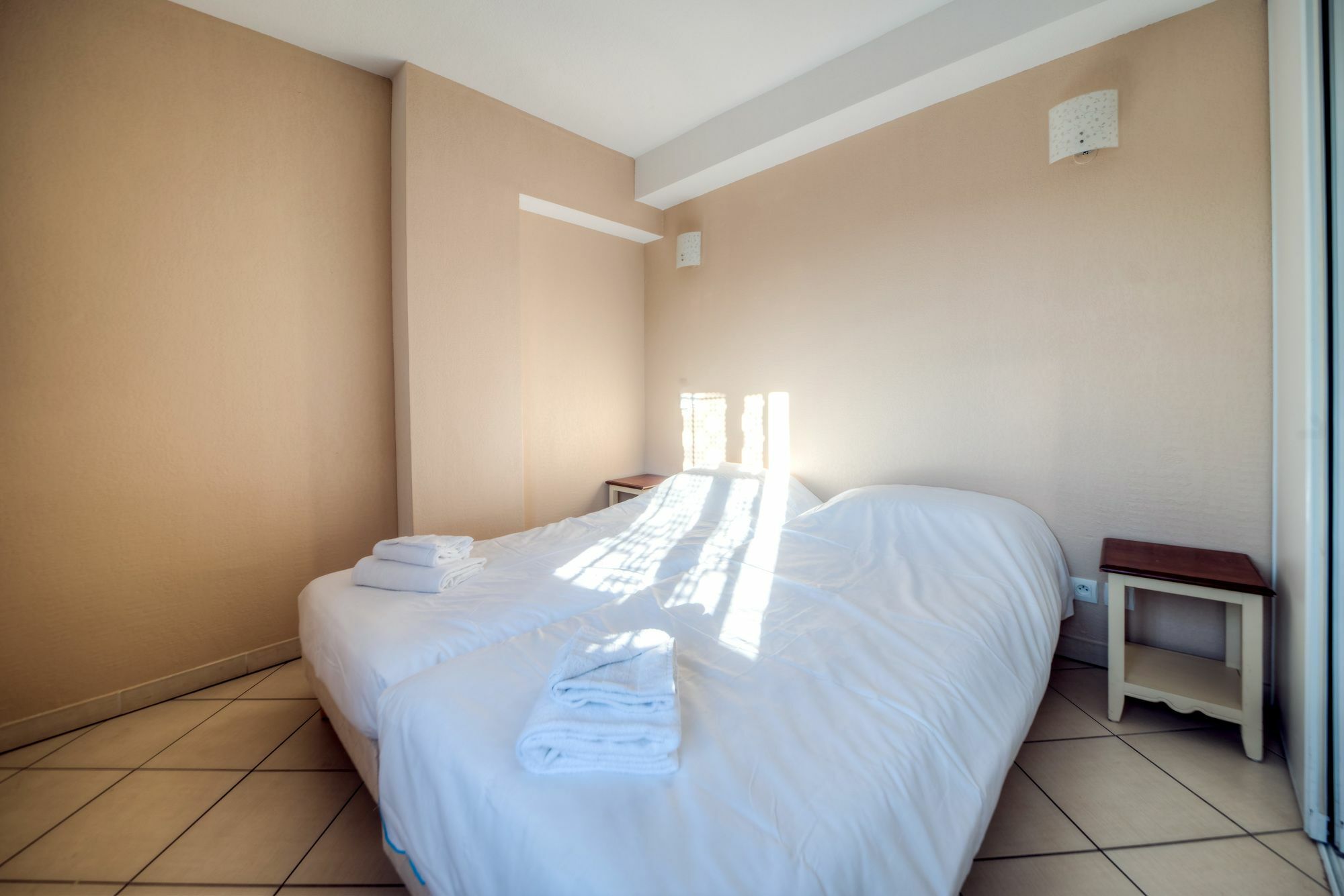 เซอนิตู้ด โฮเต็ล แอนด์ เรสซิเดนซ์ ลา ตูร์ เดอ มาร์ Hotel เฟรฌูส ภายนอก รูปภาพ